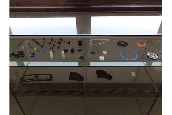 樣品展示柜采用高精度產(chǎn)品 
